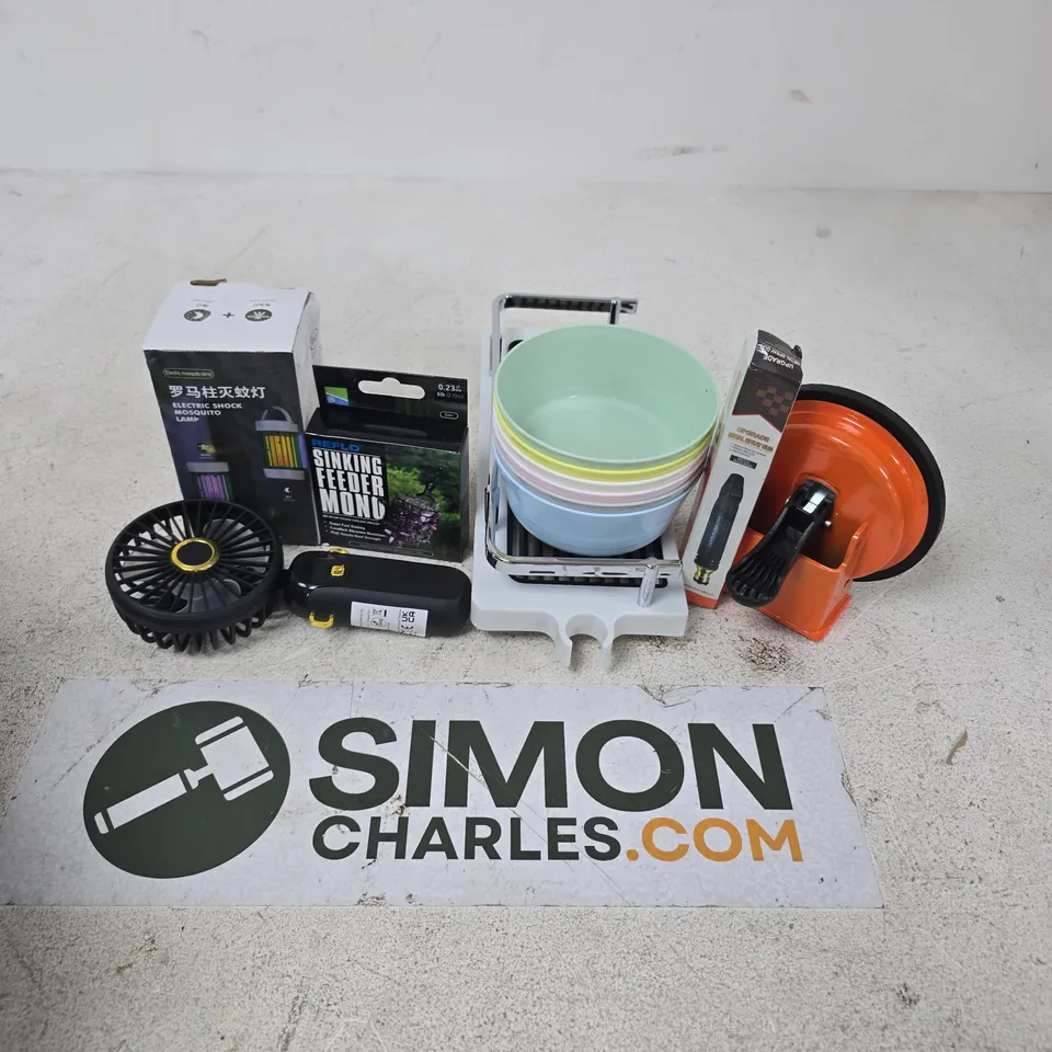 APPROXIMATELY 12 ASSORTED HOUSEHOLD ITEMS TO INCLUDEMINI FAN, ELECTRIC SHOCK MOSQUITO LAMP, SINKING FEEDER MONO, ETC