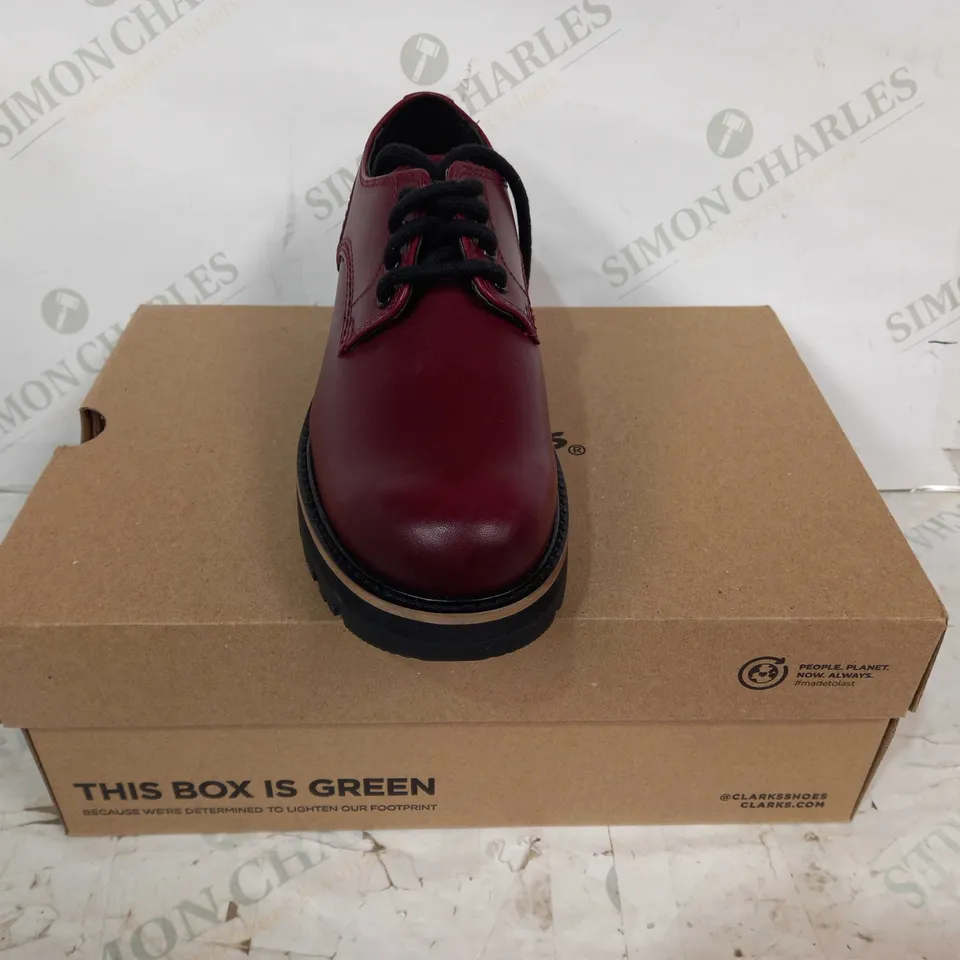 BOXED PAIR OF CLARKS ORIANNA DERBY SHOES IN CHESTNUT UK SIZE 5.5