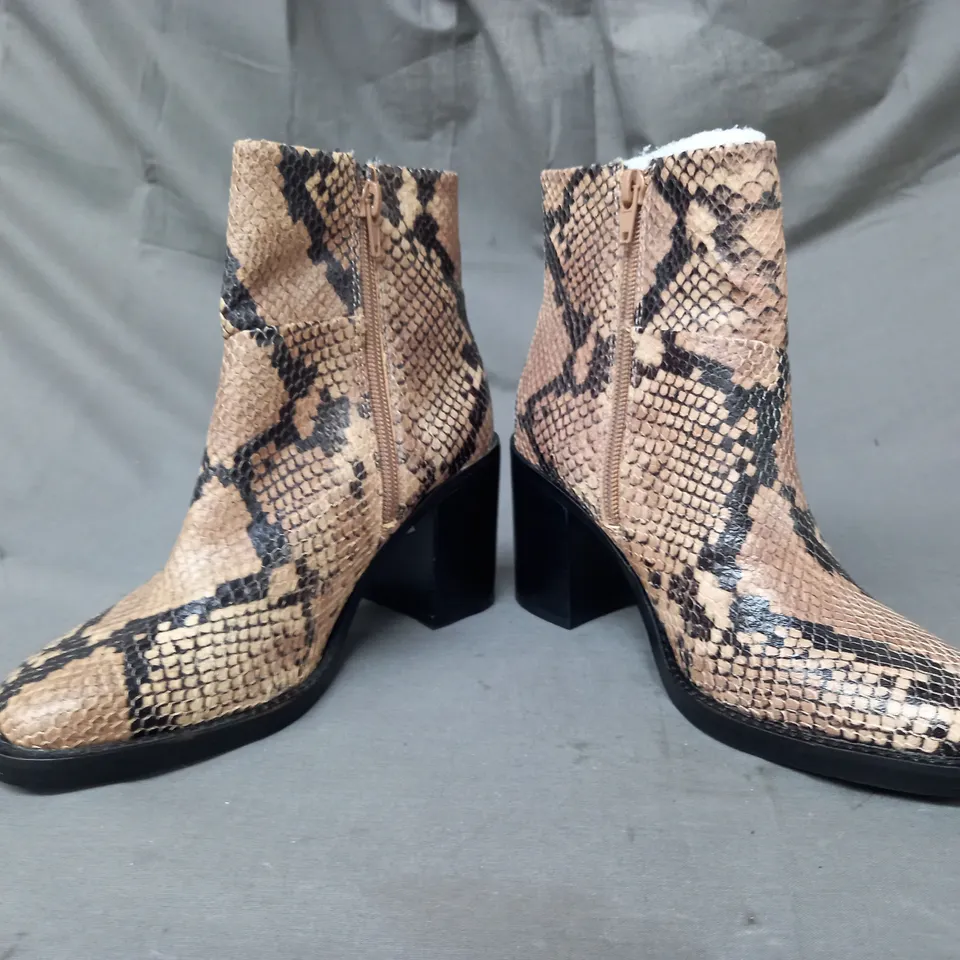 BOXED PAIR OF TENLEY BLOCK HEEL LEATHER ANKLE BOOTS IN BEIGE SNAKE EU SIZE 36