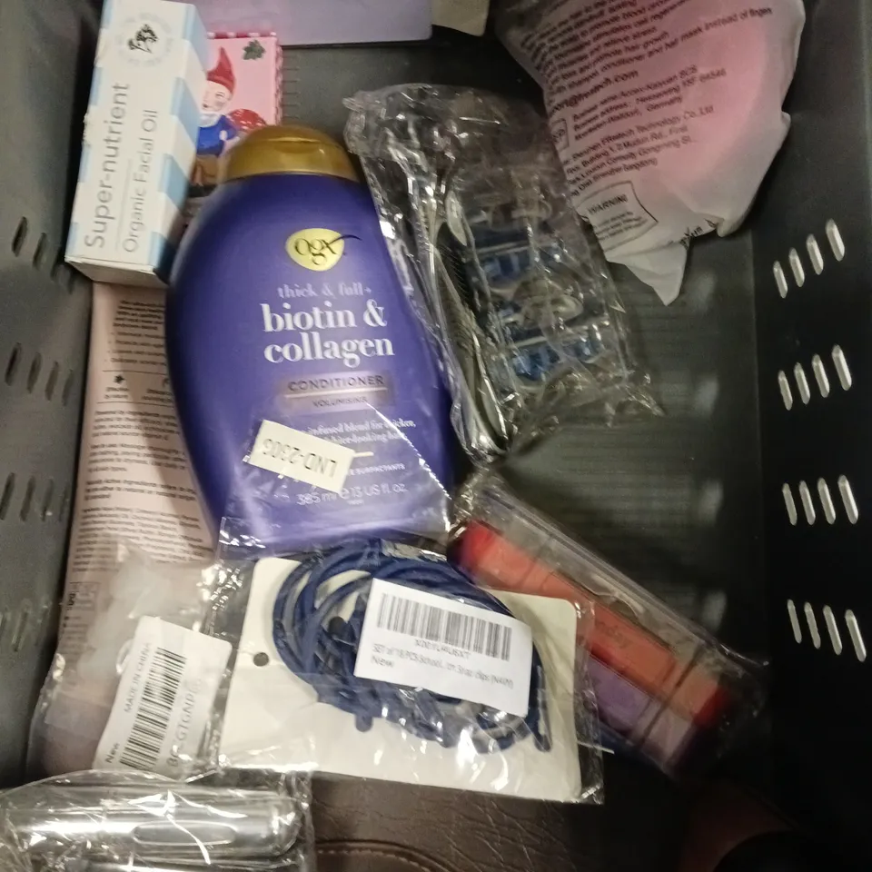 APPROXIMATELY 20 ASSORTED HEALTH & BEAUTY PRODUCTS TO INCLUDE CUTICURA BODY POWDER, MANCAVE MOISTURISER, BED HEAD PROTECTION SPRAY ETC 