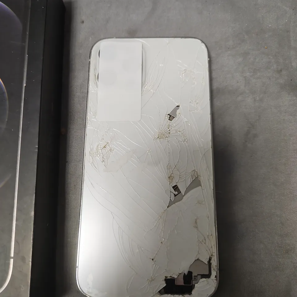 APPLE IPHONE SMARTPHONE – WHITE, DAMAGED BACK GLASS