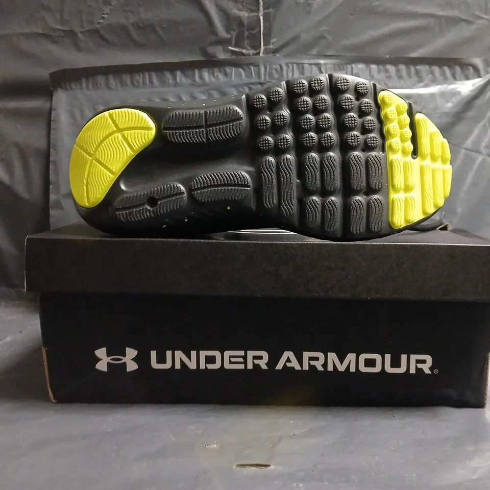 BOXED PAIR OF UNDER ARMOUR BGS SURGE 4 TRAINERS IN BLACK/MULTI SIZE UK 4