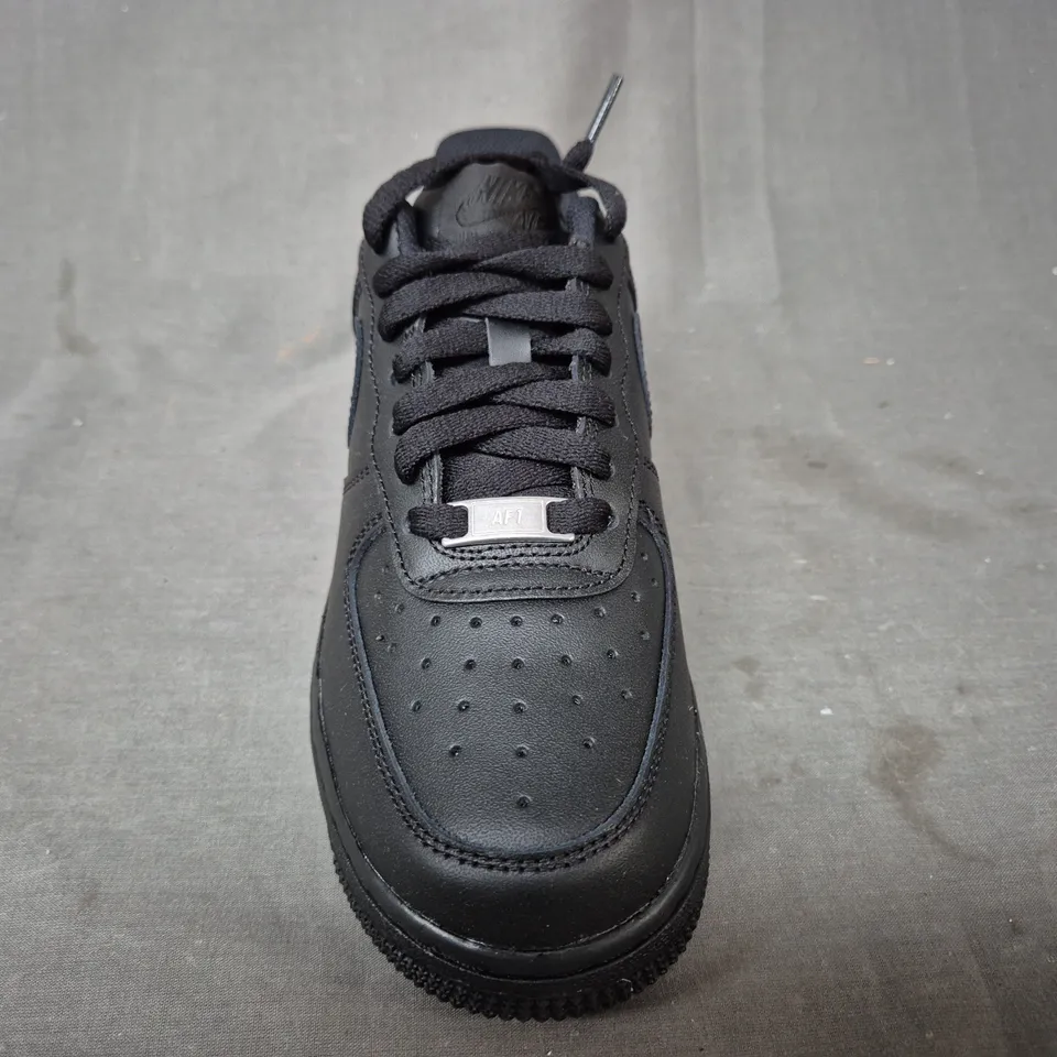 BOXED PAIR OF NIKE WOMEN'S AIR FORCE 1 '07 SHOES IN BLACK UK SIZE 4.5