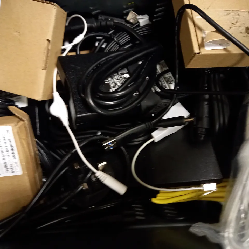 LOT OF APPROXIMATELY 15 ASSORTED ELECTRICAL ITEMS, TO INCLUDE AC ADAPTER, CABLES, POWER BANK, ETC