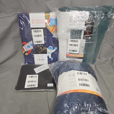 APPROXIMATELY 10 ASSORTED HOUSEHOLD ITEMS TO INCLUDE EYELET CURTAINS, EXTRA LARGE THROW, COTTON TOWEL, ETC