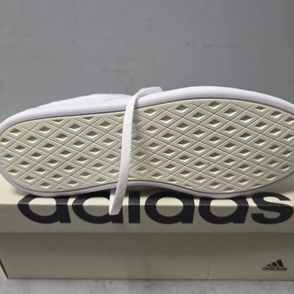 BOXED PAIR OF BREAKNET SLEEK TRAINERS IN WHITE - UK 6