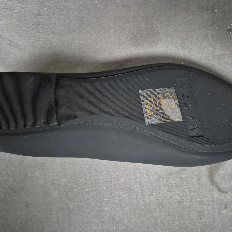 BOXED PAIR OF UNBRANDED SLIP-ON SHOES IN BLACK EU SIZE 39