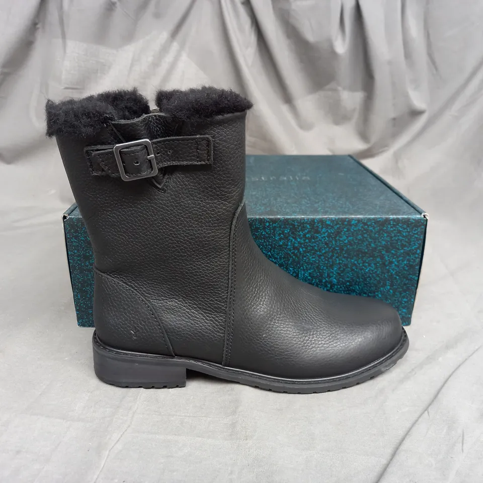 EMU AUSTRALIA BYRON ZIP BOOT IN BLACK SIZE 7