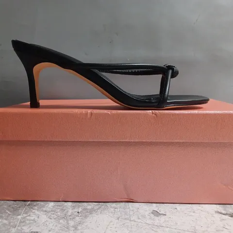 BOXED PAIR OF UNBRANDED OPEN TOE HEELED SANDALS IN BLACK SIZE EU 38