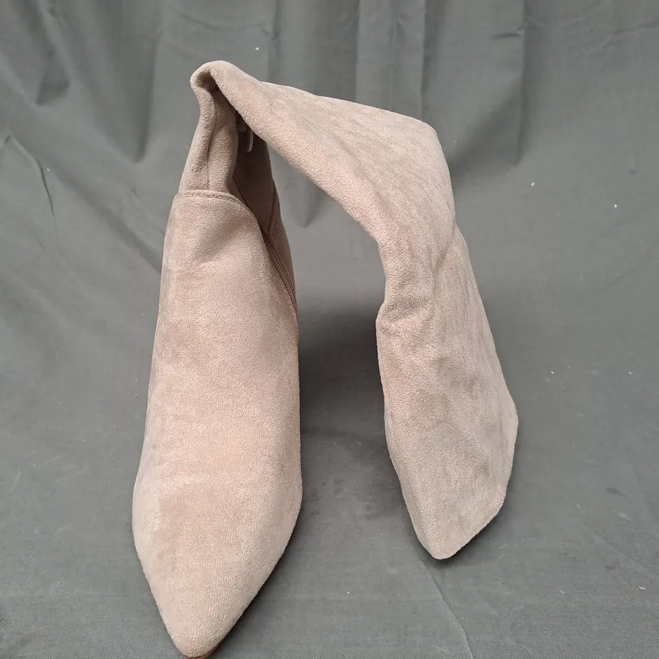 BOXED PAIR OF MARQUIIZ KNEE HIGH BLOCK HEEL SHOES IN BEIGE EU SIZE 40