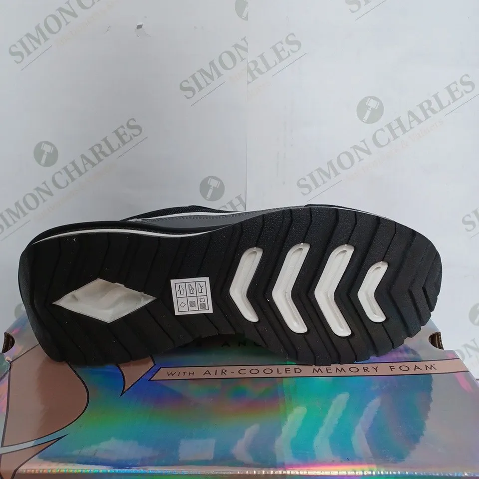 BOXED SKETCHERS STREET INFINITE JOGGER IN BLACK - UK 8 