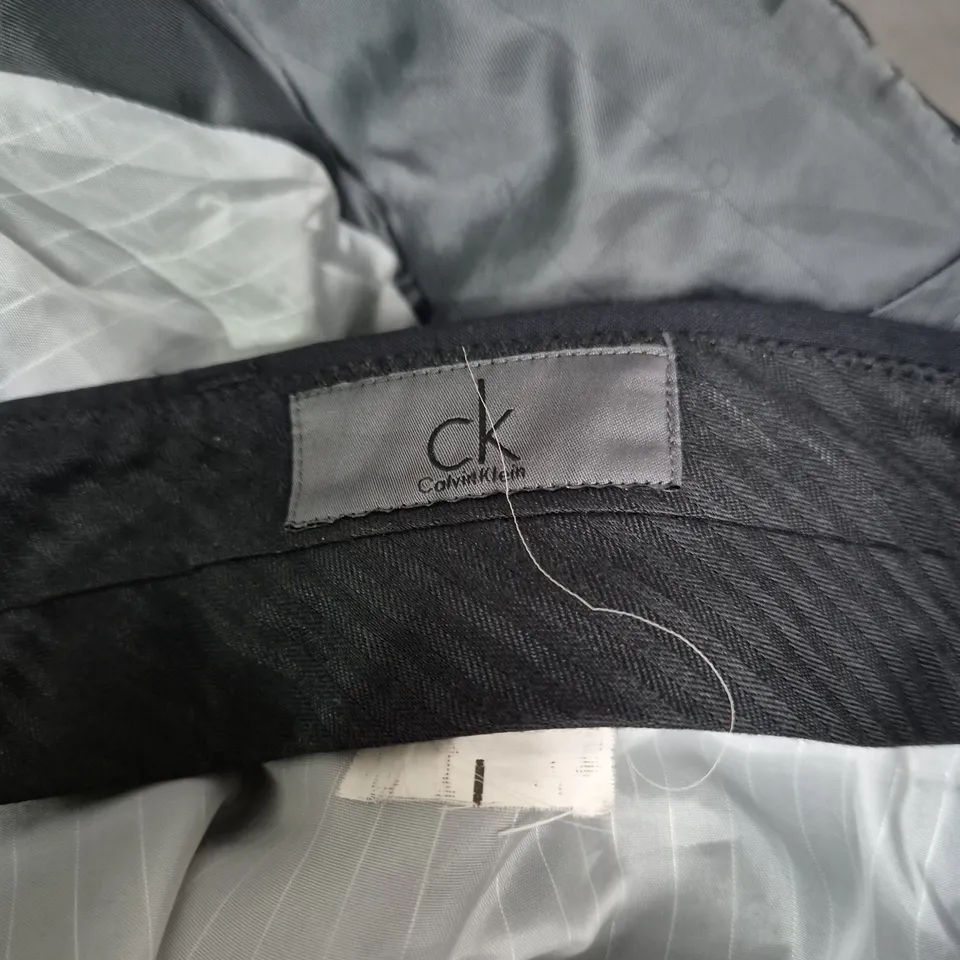 CALVIN KLEIN NAVY SUIT JACKET & TROUSERS - UK 42 (EU 52)