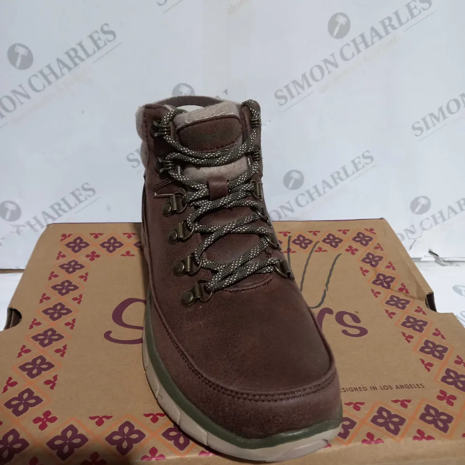 BOXED SKECHERS SYNERGY WARM TECH BOOTS, BROWN - SIZE 4