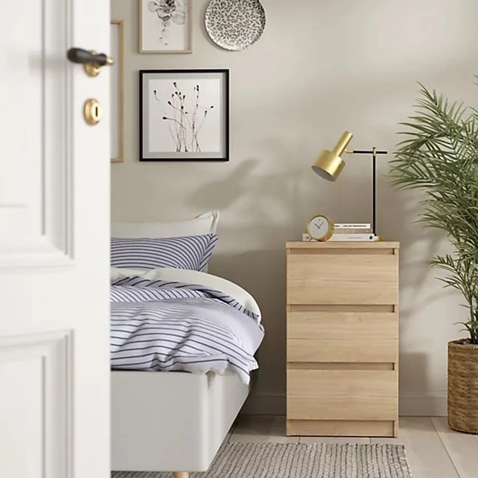BOXED NAIA BEDSIDE 3 DRAWERS IN JACKSON HICKORY OAK (W) 40.4 X (H) 70.1 X (D) 50CM