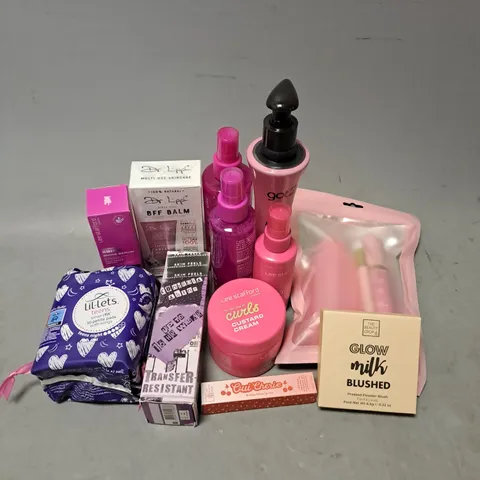 APPROXIMATELY 20 ASSORTED COSMETIC PRODUCTS TO INCLUDE - LEE STAFFORD CURLS CUSTARD CREAM - THE BEAUTY CROP GLOW MILK BLUSH POWDER IN PINK ROSE - URBAN DECAY LONG LASTING SETTING SPRAY - ETC