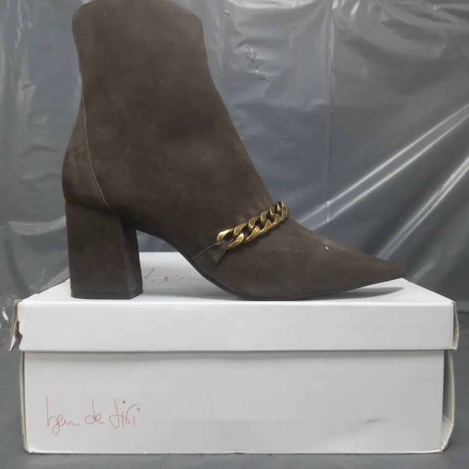 BOXED PAIR OF BEN DE LISI ANKLE BOOTS IN CHOCOLATE SIZE 9