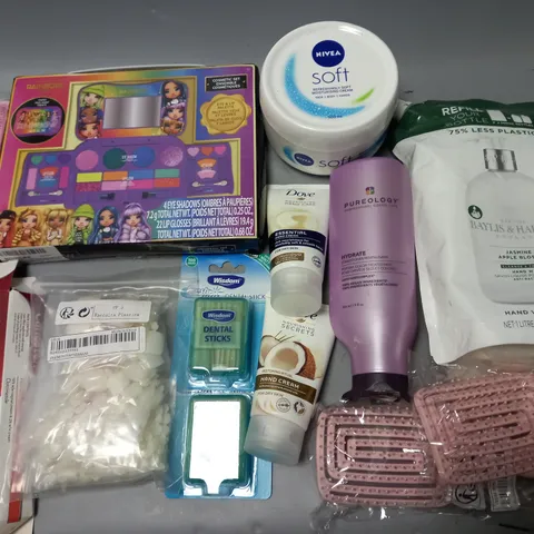LOT OF APPROXIMATELY 15 ASSORTED HEALTH AND BEAUTY ITEMS TO INCLUDE BAYLISS & HARDING HAND WASH REFILL, MOISTURISING CREAM AND RAINBOW HIGH MAKE UP SET