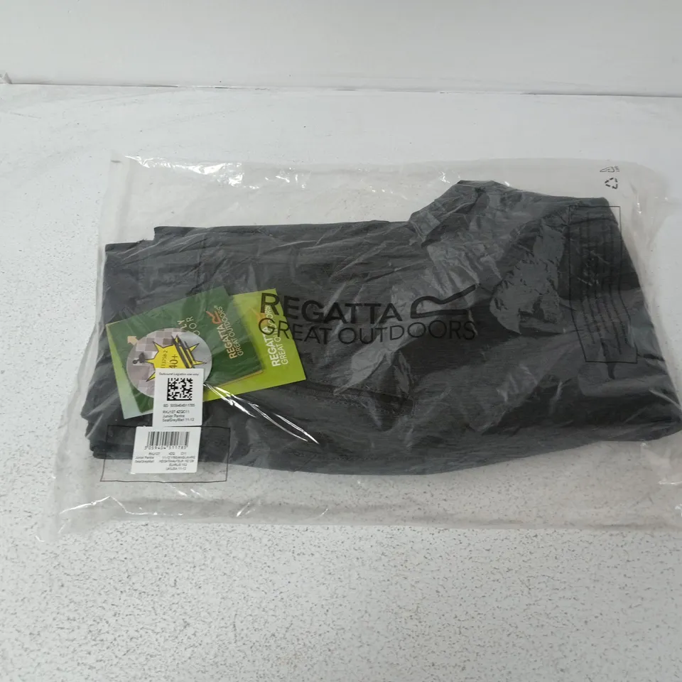 APPROXIMATELY 54 BRAND NEW REGATTA KIDS JUNIOR PENTRE IN SEAL GREY MARL - 11-12YRS
