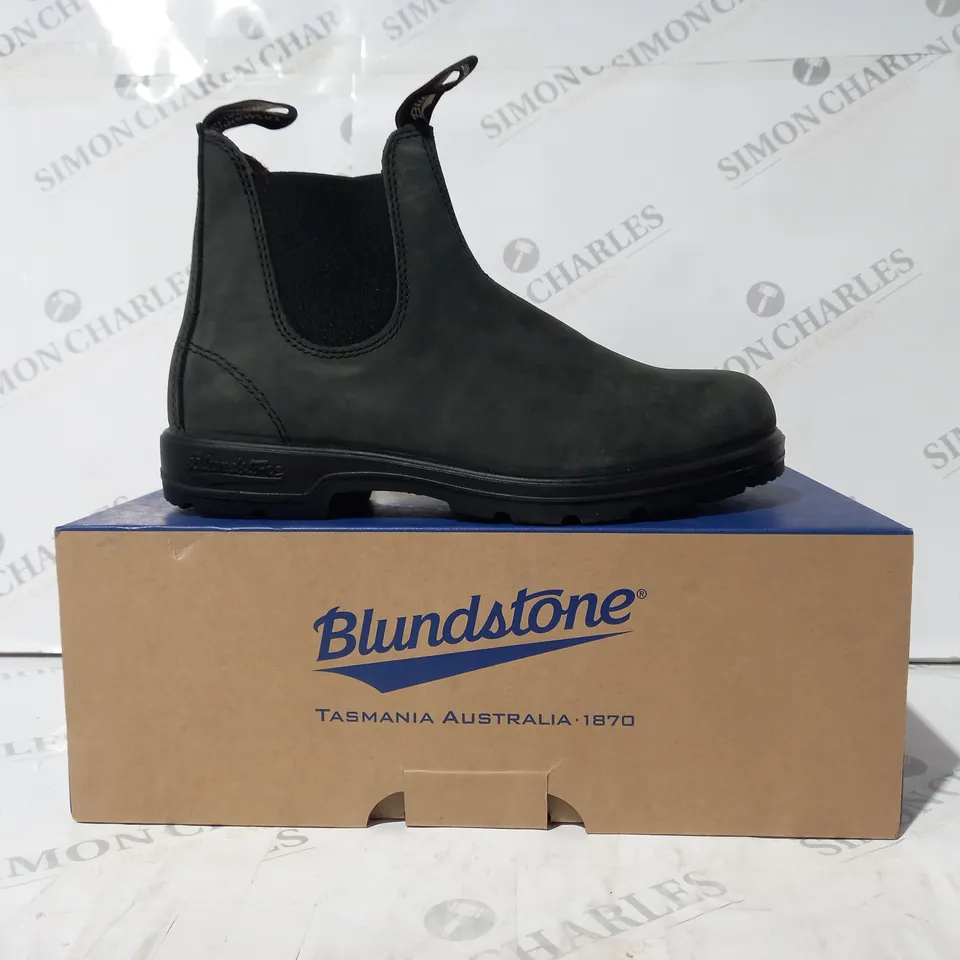 BOXED PAIR OF BLUNDSTONE ELASTIC SIDED BOOTS IN RUSTIC BLACK UK SIZE 7