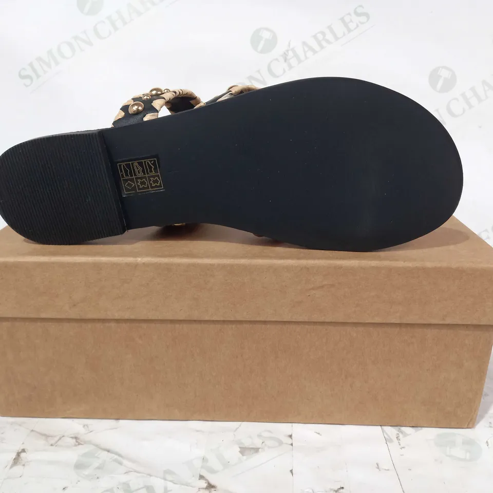 BOXED PAIR OF KAREN MILLER FLAT LEATHER SANDALS IN BLACK/BEIGE W. STUDS SIZE 4