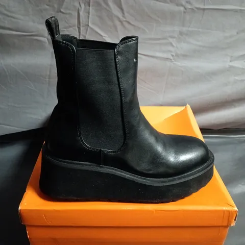 BOXED PAIR OF ROCKET DOG BLACK LEATHER CHELSEA BOOTS WITH PLATFORM SOLE – WOMEN'S - UK SIZE 3