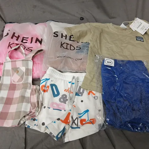 APPROXIMATELY 35 ASSORTED KIDS CLOTHING ITEMS IN VARIOUS STYLES, SIZES & COLOURS TO INCLUDE T-SHIRTS, SHORTS, JACKETS, ETC