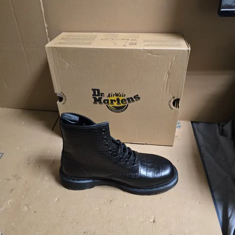 DR. MARTENS AIRWAIR BLACK CROC-EMBOSSED LEATHER BOOTS – BOXED - UK SIZE 8 