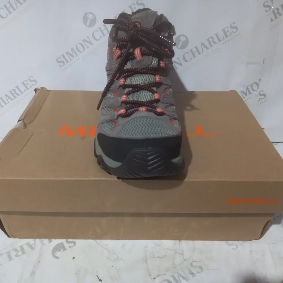 BOXED PAIR OF MERRELL MOAB 3 MID GTX SHOES IN STONE COLOUR UK SIZE 6