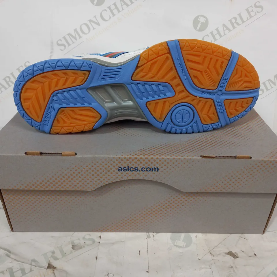 BOXED PAIR OF GEL-FLARE 5 TRAINERS IN WHITE/BLUE/ORANGE EU SIZE 37.5