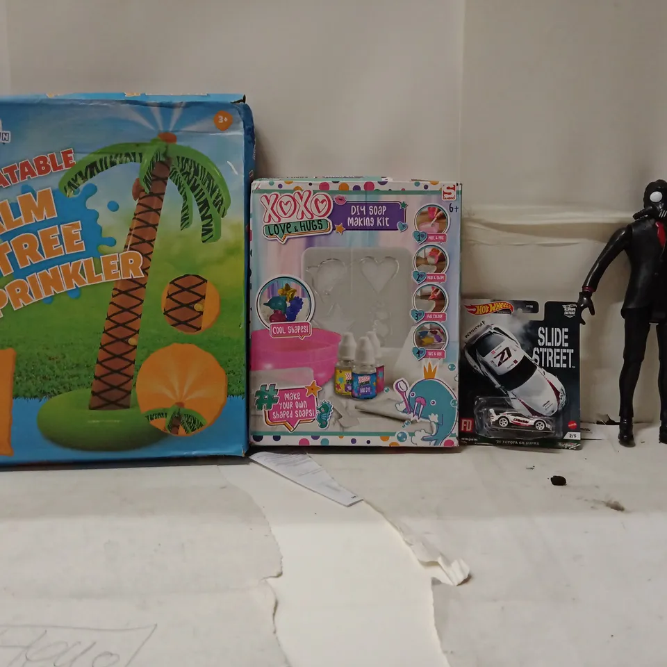 BOX OF ASSORTED KIDS TOYS AND PRODUCTS TO INCLUDE; INFLATABLE PALM TREE,HOT WHEELS CAR,DIY SOAP MAKING KIT,FIGURE
