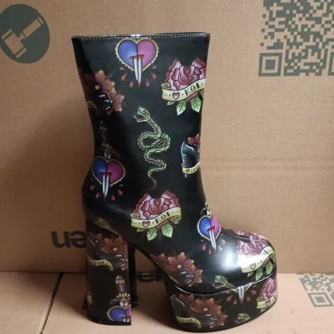 BOXED PAIR OF KOI VERDICT OF A SERPENT & DAGGER HEELED BOOTS IN BLACK SIZE UK 5
