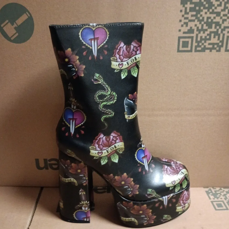 BOXED PAIR OF KOI VERDICT OF A SERPENT & DAGGER HEELED BOOTS IN BLACK SIZE UK 5