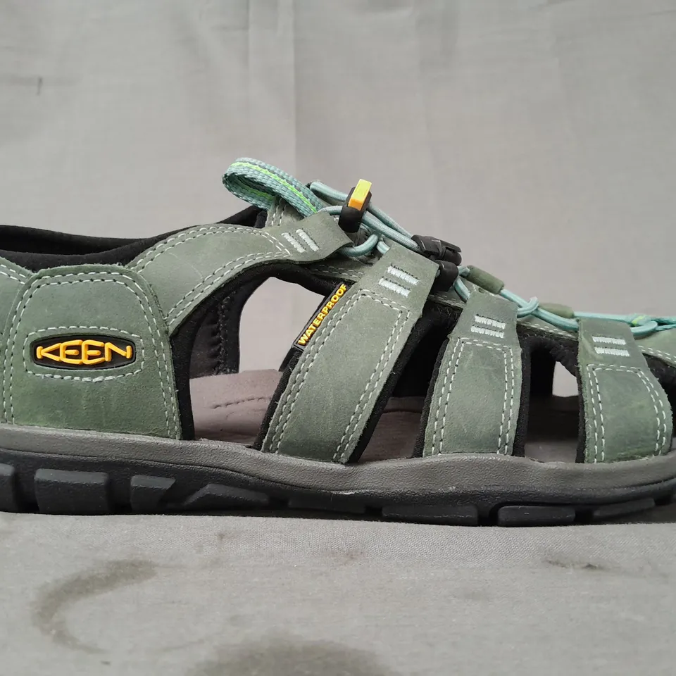 BOXED PAIR OF KEEN SANDALS IN GREEN UK SIZE 7.5