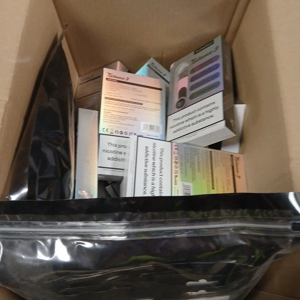 APPROXIMATELY 30 ASSORTED VAPES, E-CIGARETTES & ACCESSORIES TO INCLUDE VAPORESSO ARMOUR MAX, HORIZON TECH TALONS 3, INNOKIN ENDURA T22 PRO, ETC 