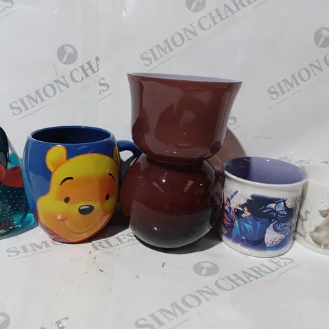 APPROXIMATELY 8 ASSORTED HOUSEHOLD ITEMS TO INCLUDE LIMITED EDITION DECORATIVE GLASS PIECE, VASE, MUG, ETC - COLLECTION ONLY