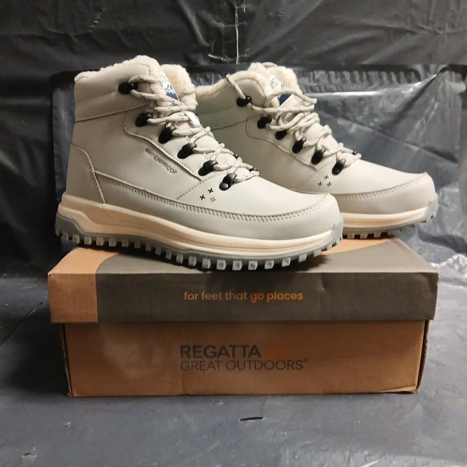 BOXED PAIR OF REGATTA WOMEN'S SHERBOURNE ANKLE BOOTS IN MOONSTRUCK SIZE UK 4