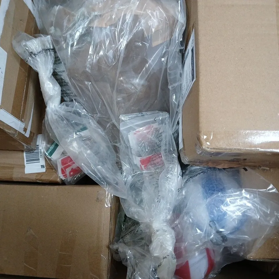 BOX OF APPROXIMATELY 10 ASSORTED HOUSEHOLD ITEMS TO INCLUDE BIRDFEEDER, ETC