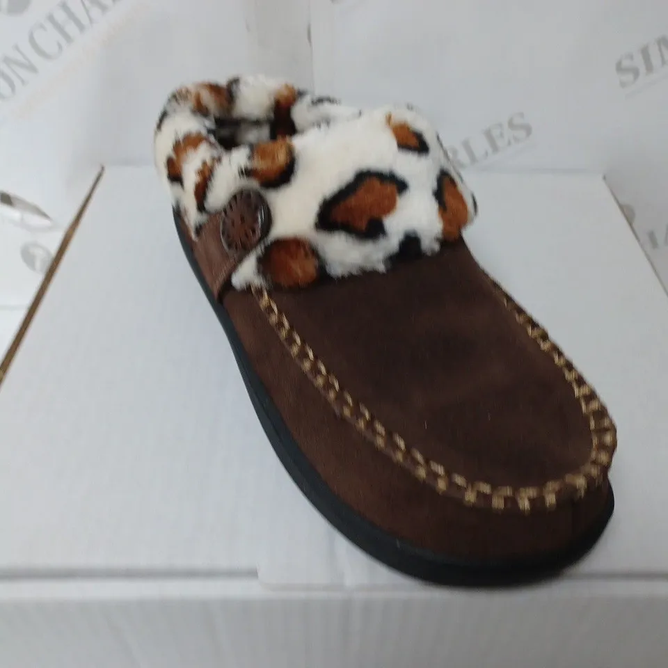 EARTH SLIPPERS IN DARK BROWN - SIZE 5