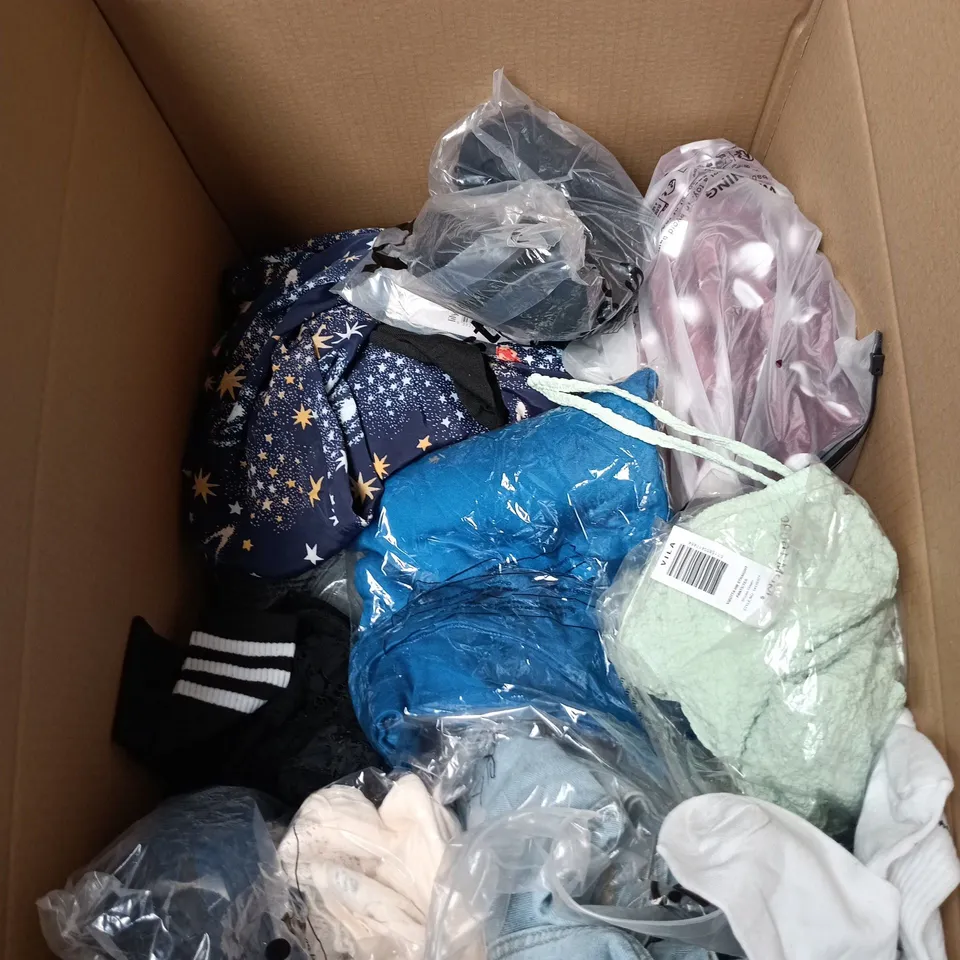 BOX OF APPROXIMATELY 20 ASSORTED CLOTHING ITEMS TO INCLUDE NEW SPORT TROUSERS, PRIMARK LONG SLEEVE SHIRT, 1/4 MATALAN TOP ETC