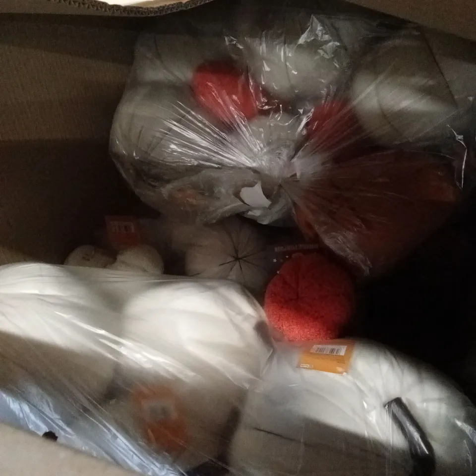 PALLET CONTAINING A LARGE ASSORTMENT OF BRAND NEW HALLOWEEN GOODS AND PRODUCTS TO INCLUDE; A LARGE QUANTITY OF PLUSH PUMPKINS