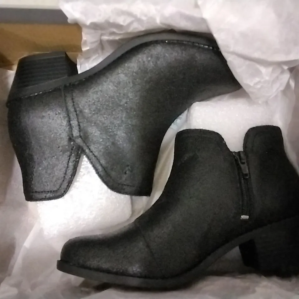 3 SHOE BOXES OF VIONIC SHOES INCLUDING 2 × FELICITY LIV METALLIC ANKLE BOOTS BLACK SIZE 4, MODO IN PELLE LOELLA HEELS PEWTER SNAKESKIN SIZE 4 