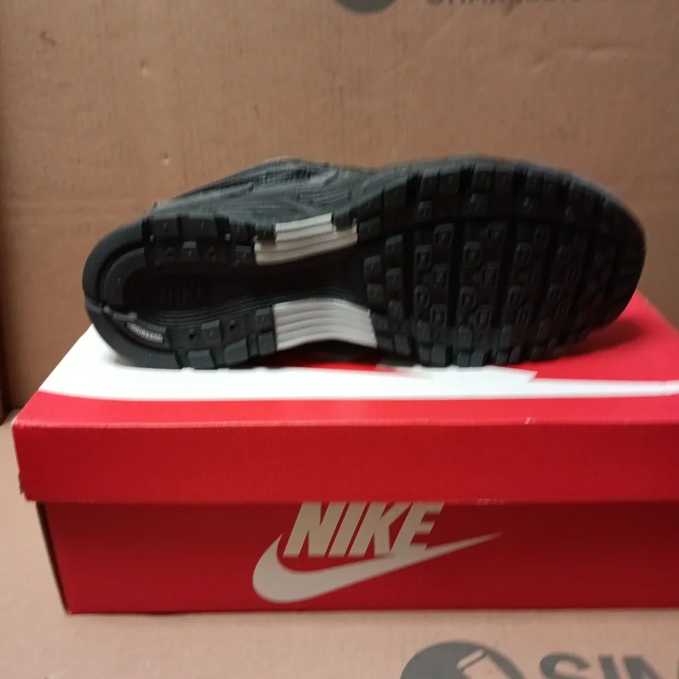 NIKE P-6000 TRAINERS - BLACK/GREY SIZE 8.5