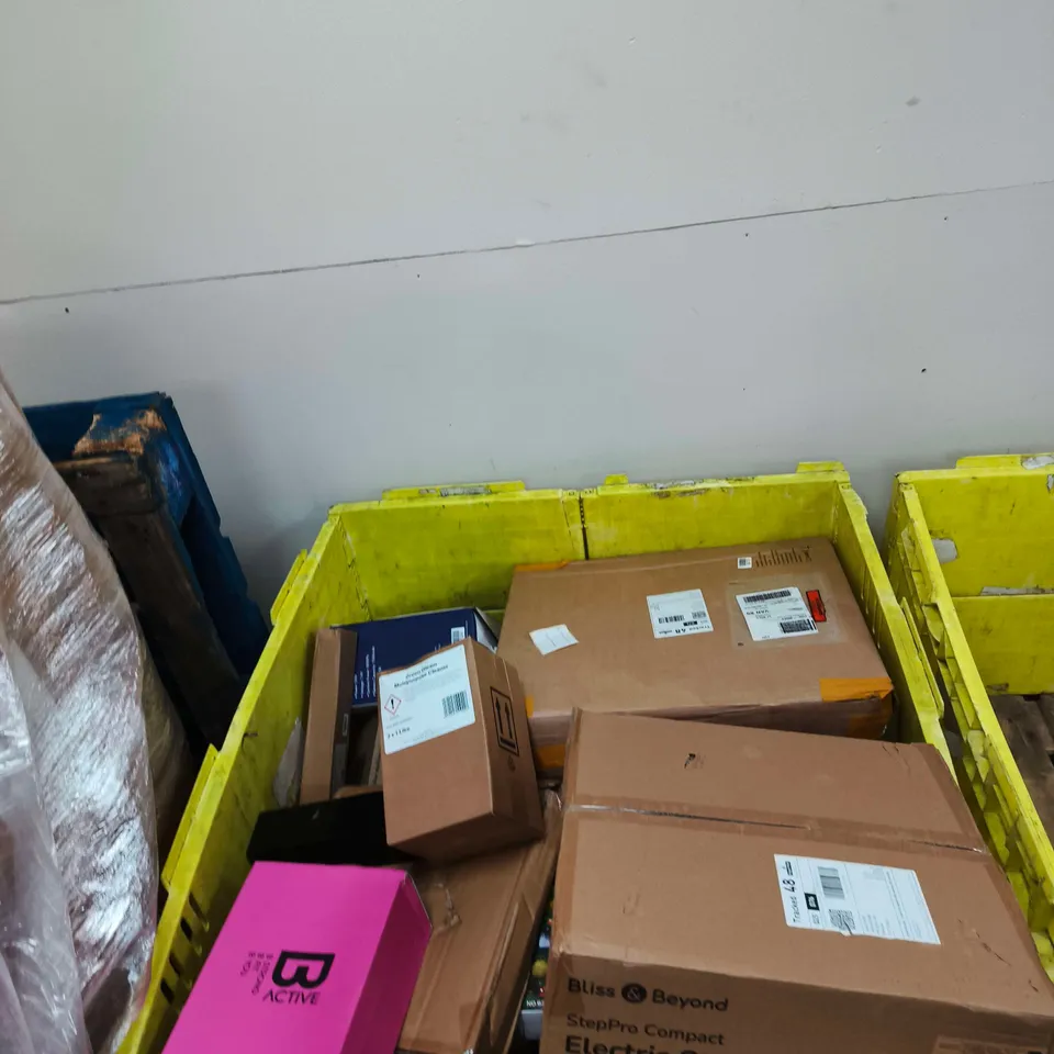 PALLET CONTAINING LARGE NUMBER OF ASSORTED ITEMS TO INCLUDE A VARIETY OF FOOTWEAR AND SHOES