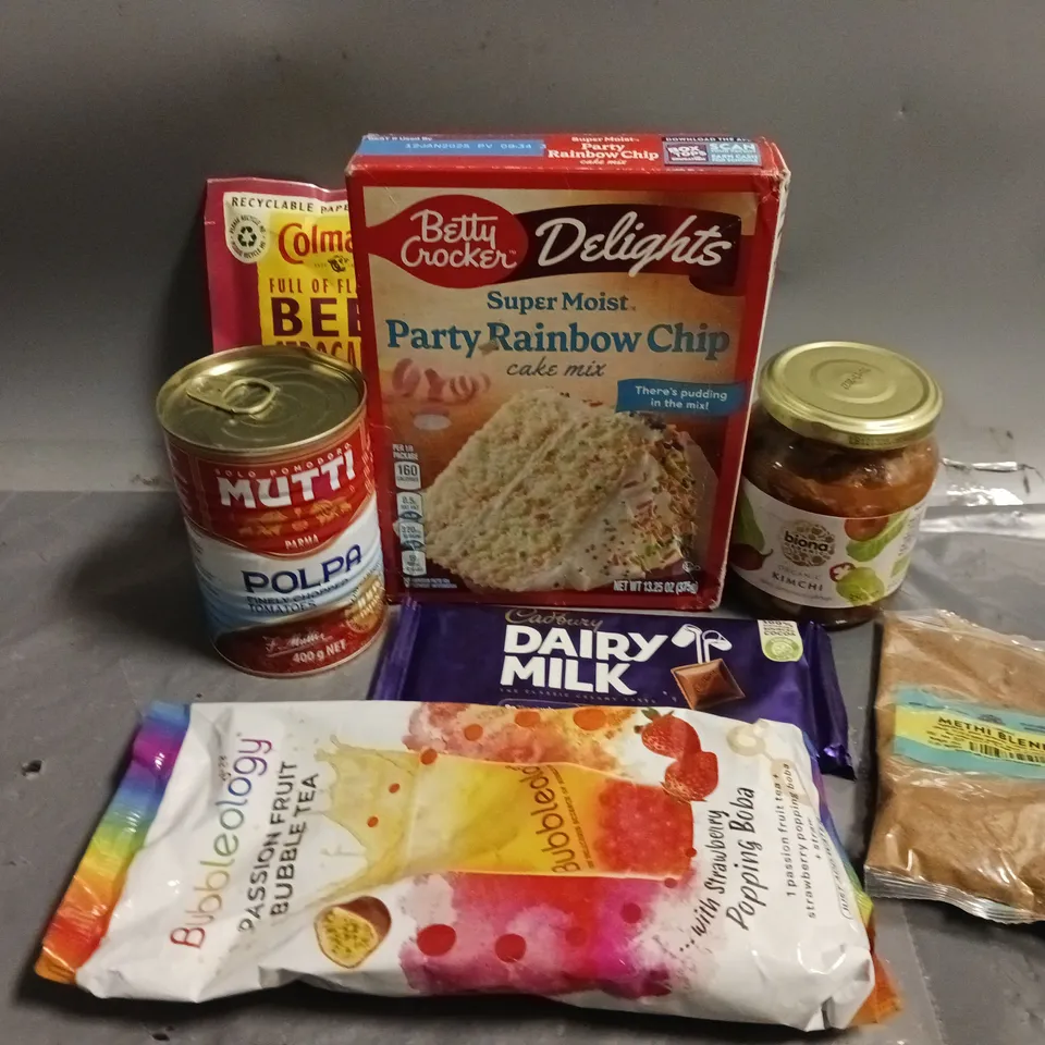 APPROXIMATELY 15 ASSORTED FOOD ITEMS TO INCLUDE DAIRY MILK BAR, BETTY VROCKER DELGHTS SUPER MOIST PARTY RAINBOW CHIP CAKE, MUTTI POLPA FINELY CHOPPED TOMATOES, ETC
