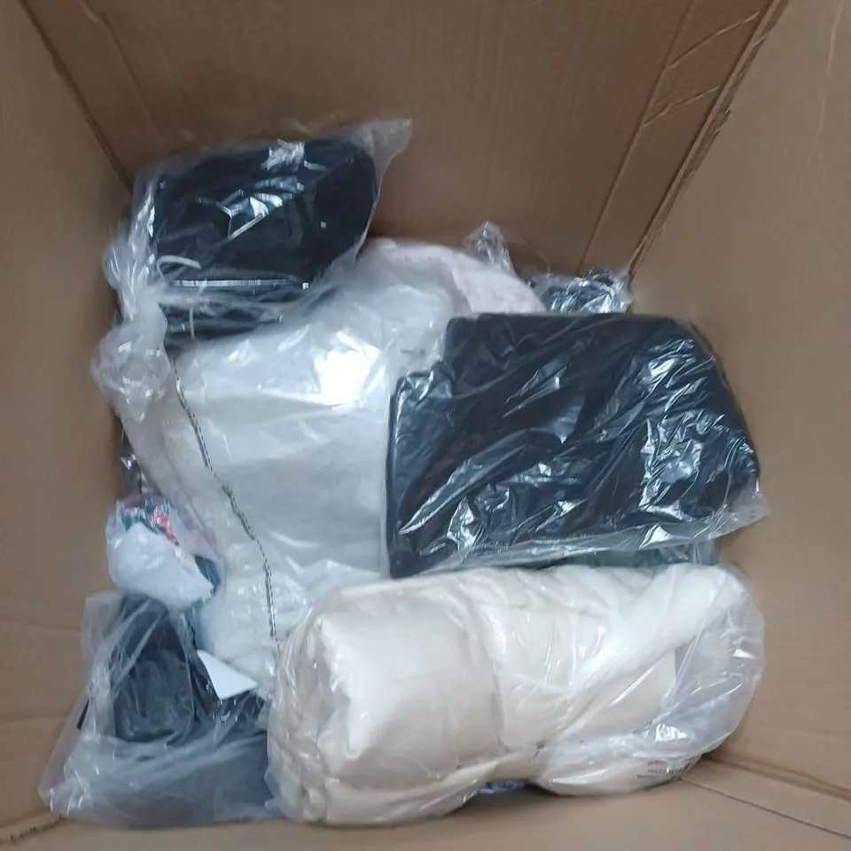 APPROXIMATELY 20 LADIES CLOTHING ITEMS IN VARIOUS COLOURS, SIZES AND STYLES