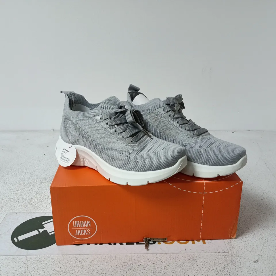 URBAN JACKS STRADA TRAINERS GREY SIZE 5 BOXED