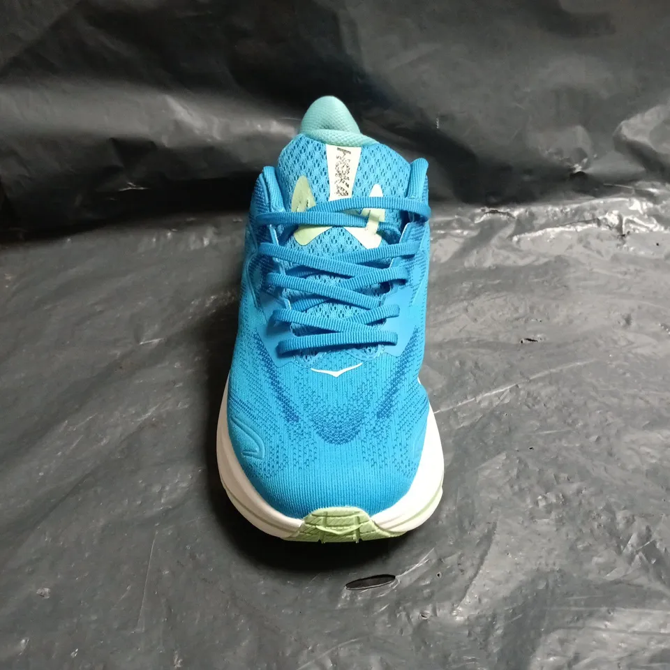 PAIR OF HOKA CLIFTON 10 TRAINERS IN BLUE/MINT SIZE UK 8