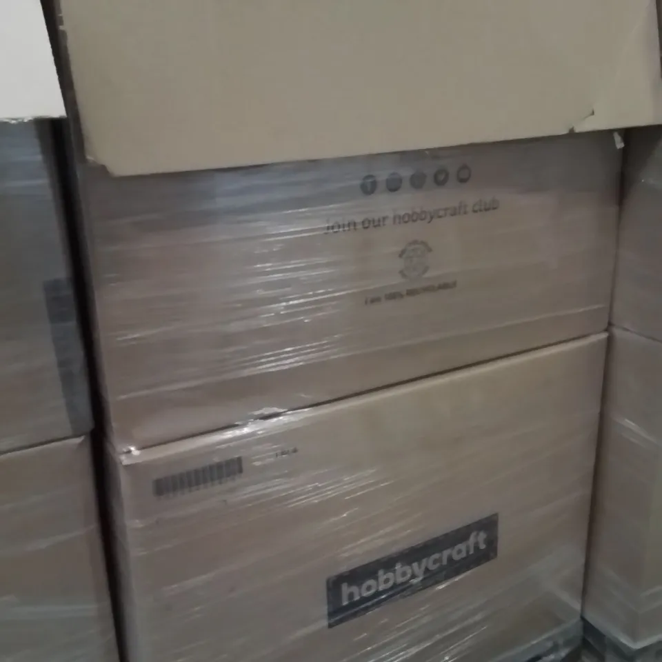 PALLET CONTAINING A LARGE QUANTITY OF ASSORTED CHRISTMAS DECORATIONS AND PRODUCTS TO INCLUDE;PERFUME DIFFUSER,CHRISTMAS WREATH,CHRISTMAS WREATH STORAGE BAG