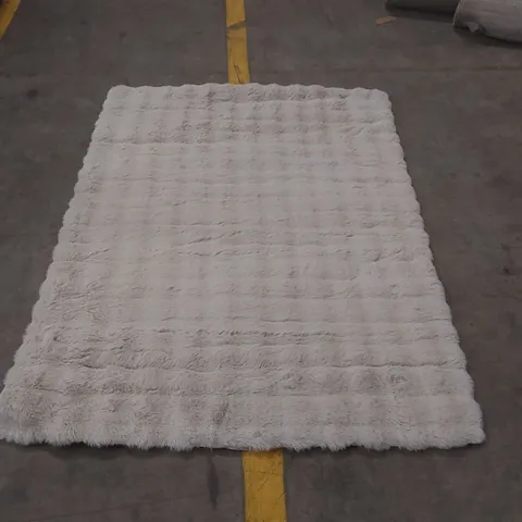 QUALITY HANDMADE TUFTED IVORY AREA RUG - 122 x 183cm