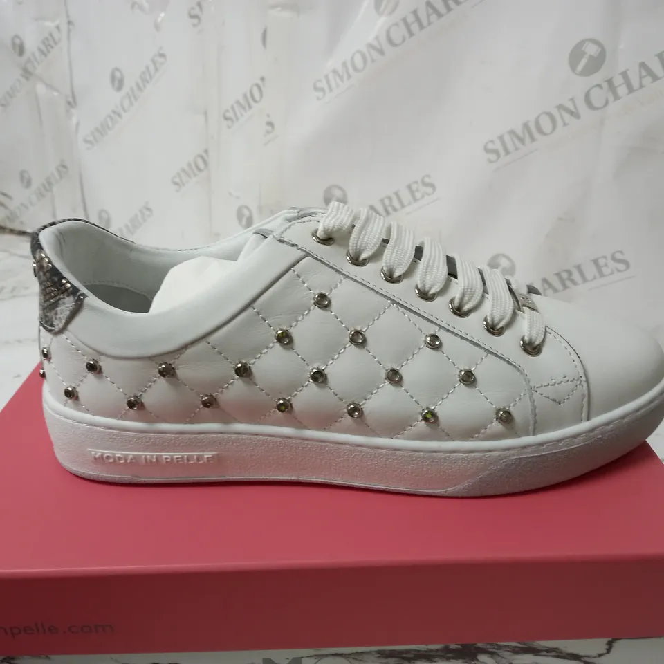 BOXED MODA SIZE 7 WHITE LEATHER ADELAID LACE UP QUILTED TRAINERS 